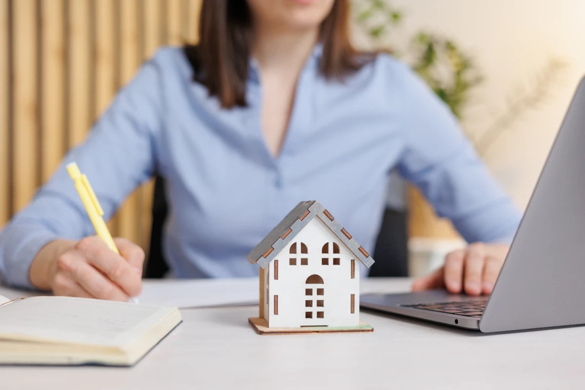 Documents obligatoires pour vendre une maison : guide complet - Maison